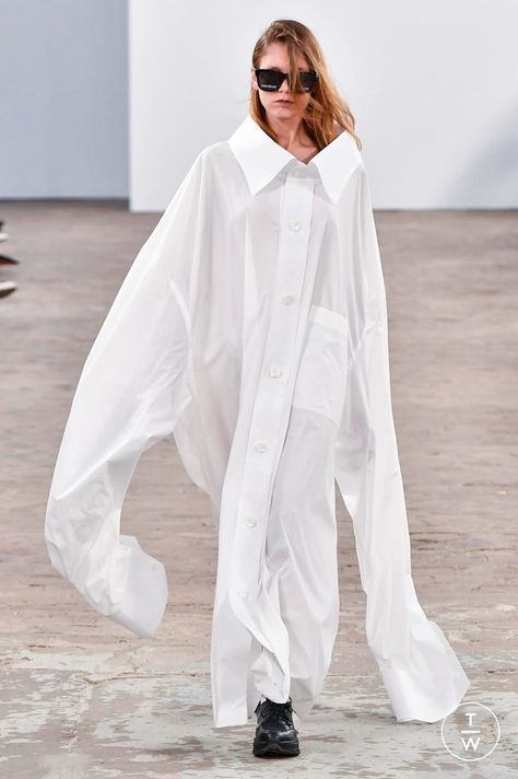 Kimhekim Spring/Summer 2020 Look 4 Oversized White Shirt, Oversized Outfit, Runway Dresses, Oversize Fashion, Oversized Dress, Live Fashion, Inspiration Mode, White Shirt, Runway Fashion