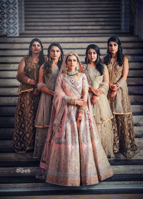 Bridesmaid Poses, Bridesmaid Pictures, Bride Friend, Bridesmaid Photoshoot, Sisters Photoshoot Poses, Indian Wedding Poses, Bride Photos Poses, Bridal Photography Poses, Bride Photography Poses