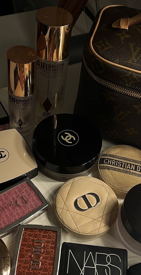 Estilo Ivy, Makeup Bag Essentials, Makeup Obsession, Luxury Makeup, Makeup Items, Old Money Aesthetic, Essential Bag, Makeup Essentials, Aesthetic Makeup