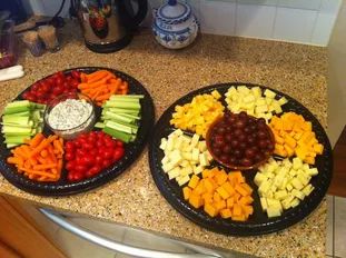 Party Finger Food Ideas-Budget Friendly Starters & Appetizers Birthday Party Platters Finger Foods, Finger Foods Birthday Party, Graduation Finger Food Ideas, Party Food Presentation Ideas, Cheap Party Food For A Crowd, Birthday Party Finger Foods, Party Snacks Easy, Fruit Trays, Cheese Trays