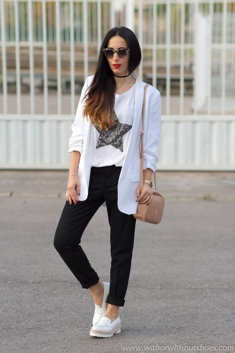 Look con zapatos cómodos mocasines blancos efecto brillante de Fratelli Rossetti chaqueta blazer remangada y pantalones de Zara Outfit Mocasines, Spring Outfits Aesthetic, Lady Outfit, Engagement Photo Outfits Fall, Spring Outfit Ideas, White Booties, Spring Outfits 2022, Smart Outfit, Blazer Beige