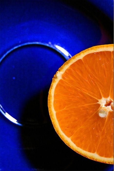 Love the way oranges look on my blue china... ~~ Houston Foodlovers Book Club Contrast Images, Contrast Photography, Blue Plate, Fruit Photography, Tassen Design, Orange Aesthetic, Complimentary Colors, Colour Board, Blue And Orange