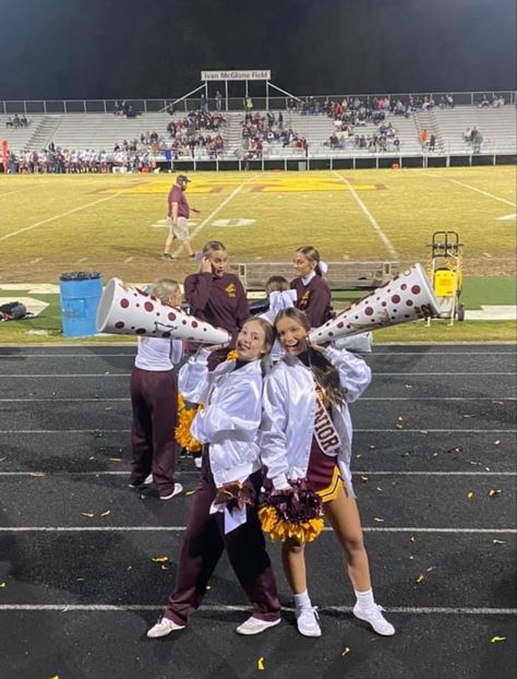 Cheer Poses With Megaphone, Fnl Cheer, Cheerleading Pics, Cheer Aesthetic, Cheer Season, Cheer Megaphone, School Cheer, High School Cheer, Cheer Ideas