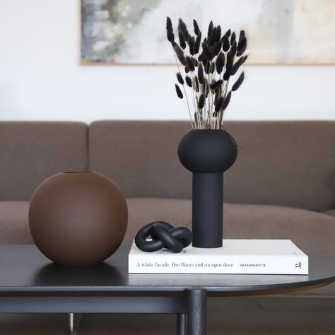 Modern Table Centerpieces, Pillar Vases, Black Living Room Decor, Nordic Vase, Table Centerpieces For Home, Earthy Home, Vase Noir, Ceramic Flower Pots, Modern Houses Interior