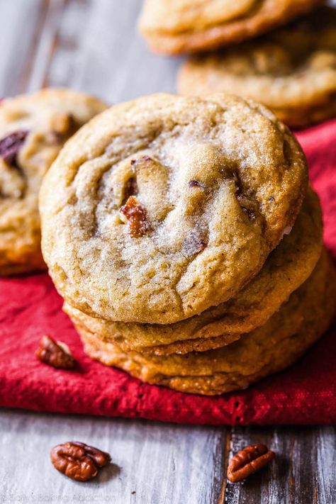 Buttery, soft ‘n chewy cookies exploding with toasted pecans and brown sugar flavor! Recipe on sallysbakingaddiction.com Pecan Cookies Recipes, Chocolate Chunk Cookie Recipe, Sallys Baking, Butter Pecan Cookies, Chewy Cookies, Frozen Cookie Dough, Sally's Baking, Frozen Cookies, Pecan Cookies