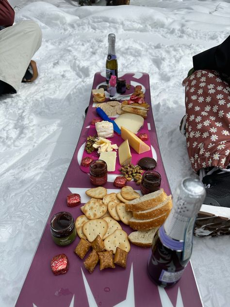 Ski Charcuterie Board, Ski Party Food Ideas, Snowboard Theme Party, Apres Ski Party Games, Apres Ski Aesthetic Party, Apres Ski Birthday Party, Snowboarding Pictures Friends, Ski Birthday, Snow Food