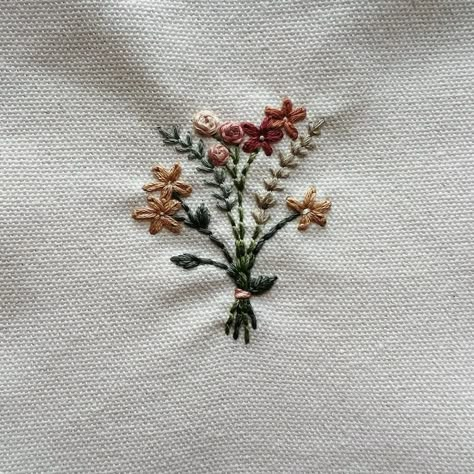 Embroidery Flowers Bouquet, Uniqlo Bag Embroidery, Embroidered Flower Bouquet, Embroidered Pencil Case, Canvas Bag Embroidery Ideas, Dried Buttonholes, Embroidery Flowers Easy, Tiny Embroidery Ideas, Embroidery Pencil Case