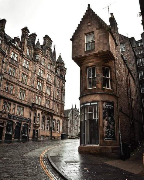 Harry Potter Edinburgh Sites that Makes a Real-World Hogwarts in Scotland. There is a link between J. K. Rowling and Edinburg city, as she began writing about Harry Potter in cafes in Edinburgh. #harrypotter #Edinburgh #Scotland #Hogwarts #realworldhogwarts #jkrowling #photography #art #design #artist #artwork #gothic #architecture #movies #Hollywood #knovhov . Edinburgh / Harry Potter / Harry Potter Edinburgh Sites / Hogwarts Express steam train / J. K. Rowling / Real-World Hogwarts / scotland Scotland Aesthetic, Fotografi Kota, England And Scotland, Edinburgh Scotland, Academia Aesthetic, City Street, Scotland Travel, Old Buildings, City Aesthetic