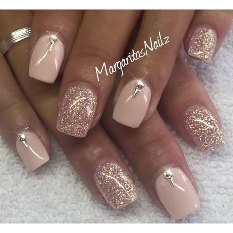 Nude and glitter nails @MargaritasNailz Champagne And Rose Gold Nails, Rose Gold Powder Dip Nails, Wedding Nails Design Bridesmaid, Mother Of The Groom Nails, Sns Nails Designs, Sns Nails Colors, Unghie Sfumate, Wedding Nails Glitter, Gold Glitter Nails