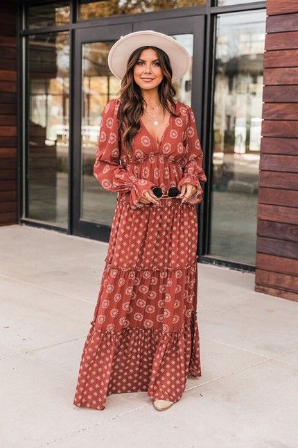 Modest Fall Dresses, White Maxi Dress Outfit, Boho Dress Fall, Maxi Dress Outfit Fall, What Shoes To Wear, Brown Maxi Dresses, Maxi Dress Winter, Maxi Dress Outfit, Maxi Dresses Fall