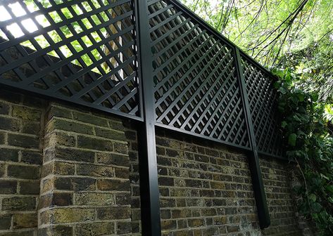 For a contemporary urban outdoor space, give classic trellis a modern edge by using our high quality painting service to paint it black.  Find more inspiration on our bespoke gallery and get in touch for a quote today. Wood Fence Ideas, Ideas For Front Yard, Decorative Fence, Townhouse Garden, Trellis Fence, Fence Toppers, Metal Trellis, Wooden Trellis, Backyard Fence