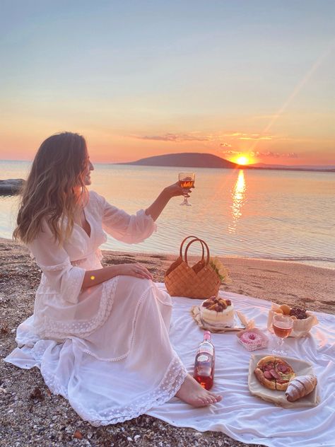 Beach Picnic Photoshoot, Picnic Board, Champagne Beach, Birthday 21, Website Photos, Photos Inspo, Picnic Wedding, Self Portrait Photography, Beach Birthday