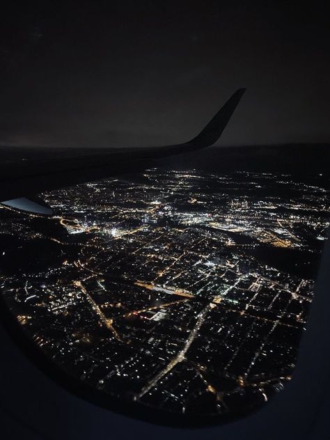 Pretty Airplane View, Window View Night, Airport Feeling, Plane Window View, Photo Avion, Airplane Pictures, Night Window, Airplane Window View, Plane Photos