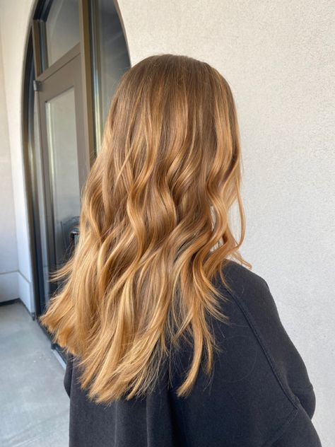 Strawberry Blonde Honey Hair, Long Beige Blonde Hair, Caramel Highlights Red Hair, Carmel Blonde Hair Color Ideas, Color With Partial Highlight, Copper Glaze On Blonde Hair, Partial Highlights Strawberry Blonde, Dark Blonde Ginger Hair, Strawberry Blonde Hair With Dark Roots