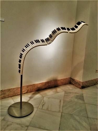 art music sculpture - Google Search Spanish Villa Interior, Music Themed Rooms, Piano Crafts, Music Furniture, Music Sculpture, Unusual Lighting, Piano Decor, Piano Parts, Piano Lamps