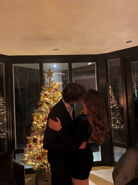 Christmas Pics Couples, Christmas With My Boyfriend, Christmas Couple Astethic, Winter Boyfriend Pictures, Couples Winter Aesthetic, Cute Christmas Photos Aesthetic, Holiday Couples Photos, Couple Picture Ideas Christmas, Christmas With Your Boyfriend