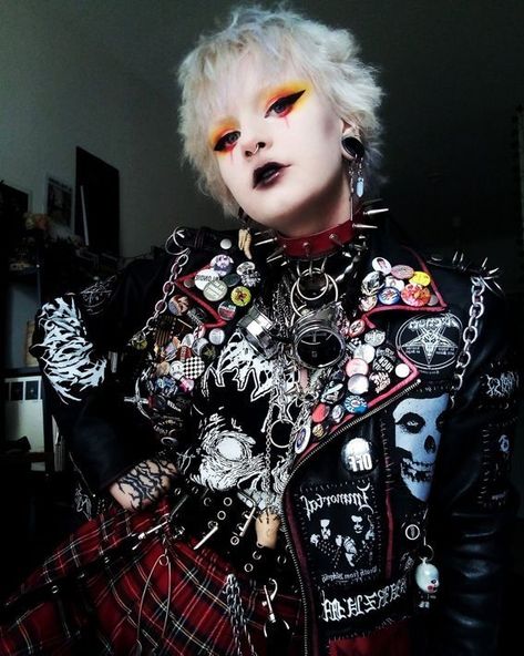 Classic Punk Fashion, Crust Punk Makeup, Trad Punk, Queer Punk Fashion, Alt Jacket, Punk Rock Aesthetic Outfits, Punk Battle Jacket, Crust Punk Fashion, Emo Jacket