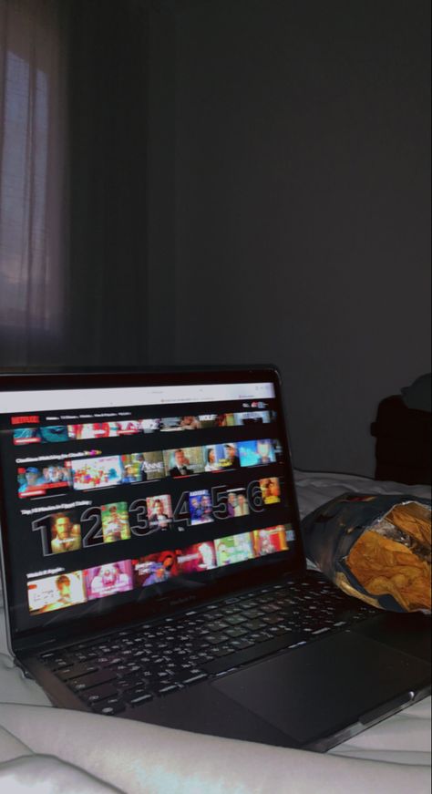 Girl Watching Netflix Aesthetic, Movie Marathon Aesthetic Laptop, All-nighter Aesthetic, Netflix Aesthetic, Ber Months, University Life, Online Friends, Instagram My Story, Night Vibes