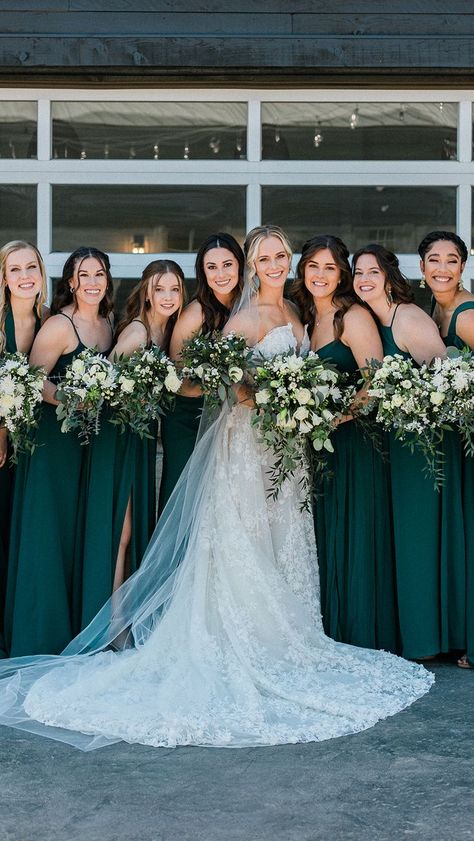 Wedding Bouquets Emerald Green, Green Bridesmaid Dresses Spring, Rivini Wedding Dress, August Wedding Colors, Green Spring Wedding, Emerald Wedding Colors, Emerald Green Wedding Theme, Forest Green Wedding, Green Wedding Decorations