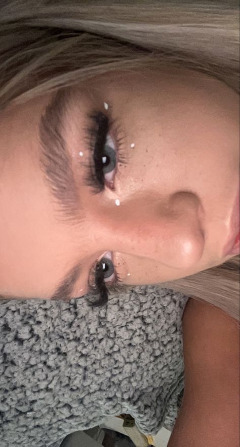 Cute Makeup Looks With White Eyeliner, White Eyeliner Eyeshadow Looks, Festival Sparkle Makeup, Cute Makeup With Gems, Gems With Makeup, Rave Makeup White Eyeliner, Make Up Looks With Crystals, Make Up With Crystals Eye Makeup, Eye Makeup White Dots