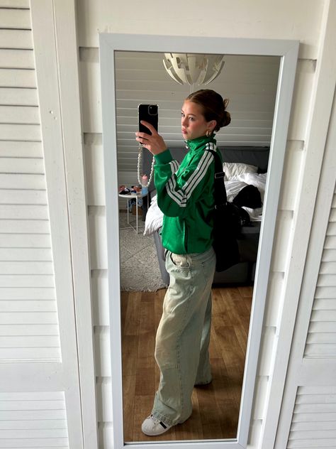 Green Adidas Jacket Outfit, Adidas Zip Up Outfit, Green Adidas Jacket, Girl Streetwear Outfit, Adidas Jacket Outfit, Streetwear Girl, Streetwear Fits, Adidas Outfit, Swaggy Outfits