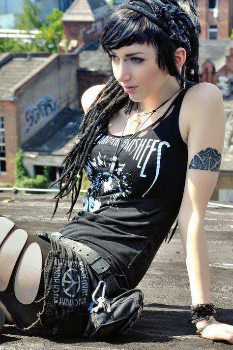 Black & ripped hardcore clothing Oc Prompts, Hippy Goth, Styl Goth, Alt Hair, Chica Punk, Cultura Punk, Goth Stuff, Estilo Punk Rock, Mode Rock