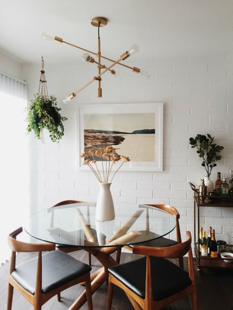 A Bohemian - Mid Century Home Like No Other | Decoholic Modern Mid Century Dining Room, Mid Century Dining Room Tables, Dining Room Decor Rustic, Mid Century Dining Room, Bohemian Dining Room, Mid Century Modern Dining Room, Rooms Ideas, Mid Century Modern Dining, Mid Century Dining