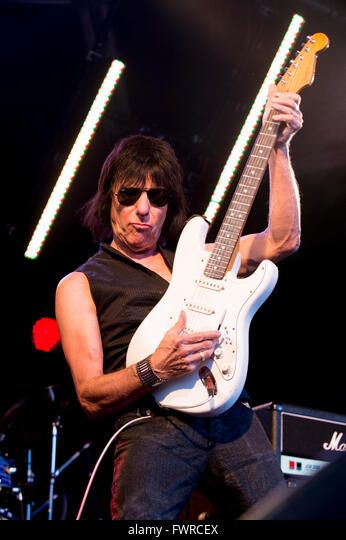 Rock 'n'Horsepower 2014 Jeff Beck . English rock guitarist. Former member of The Yardbirds , Jeff also formed The Jeff Beck Gr Sutton Surrey, The Yardbirds, Rock Guitarist, Jeff Beck, Rock'n Roll, Image Processing, Beck, Guitarist, Music Artists