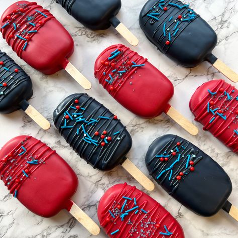 Spidey Cakesicles, Spider Man Cakesicles, Spiderman Cakesicles, Spider Man Cake Pops, Girl Spiderman, Manly Party Decorations, Cake Donut, Cake Pop Decorating, Spiderman Birthday Party