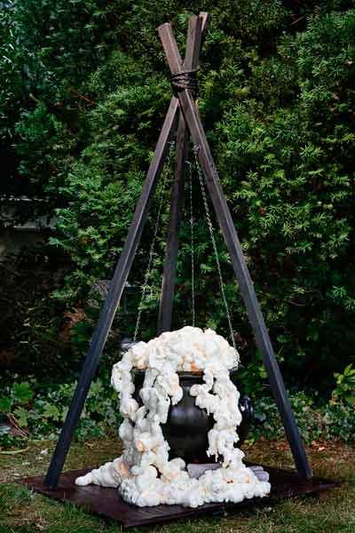 15 Easy Halloween Decorating How-Tos - This Old House Entrada Halloween, Diy Halloween Home Decor, Diy Halloween Dekoration, Fun Diy Halloween Decorations, Witch's Cauldron, Halloween Decorations Ideas, Halloween Diy Outdoor, Halloween Outside, Halloween Witch Decorations