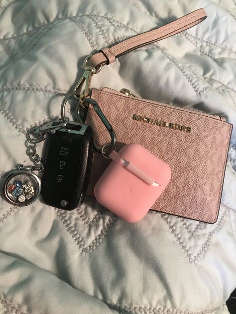 Girly Car Accessories Keys, Car Keychain Aesthetic, Car Keys Keychain Ideas, Car Keychain Ideas, Bracelet Michael Kors, Sac Michael Kors, Tas Mini, Wallet Keychain, New Car Accessories