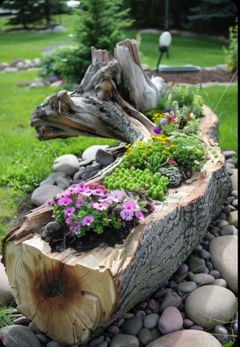 Log Outdoor Furniture, Log With Flowers, Log Flower Planter, Tree Trunk Planter, Cabin Yard Landscaping, Log Landscaping Ideas, What To Do With Logs, Crafts With Logs, Logs In Garden