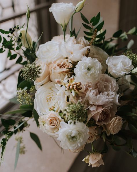 Peach Bridal Bouquet, Champagne Wedding Flowers, Cream Wedding Bouquet, Cream Wedding Flowers, White Bridal Flowers, Bridal Bouquet Peach, White Peonies Bouquet, Impact Design, Neutral Wedding Flowers