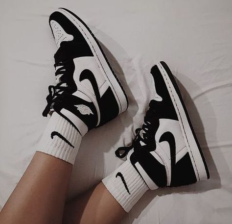 Nike Jordan Air 1, Jordan Noir, Обувь Air Jordan, Sneakers Nike Jordan, Buty Marki Nike, Nike Jordans, Jordan Shoes Girls, Fashion Queen, Shoes Sneakers Jordans