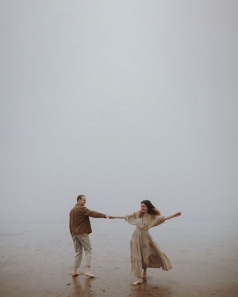 Couple Portrait Photography Poses, Couple Shoot Beach Photography, Beach Photography Ideas For Couples, Couple Beach Portraits, Photography Inspiration Couples, Lovers Photoshoot Poses, Beach Couple Shoot Ideas, Pre Wedding Beach Poses, Adventure Couple Photography