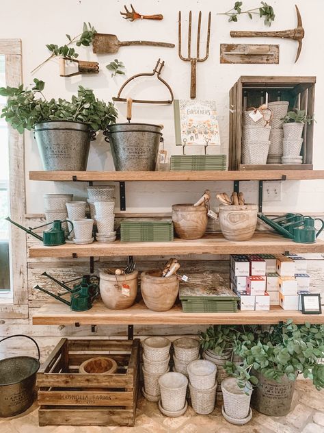 Home Decor Shop Ideas, Spring Retail Display, Garden Shop Display, Home Decor Shop Display, Gift Shop Display Ideas, Farm Store Ideas, Magnolia Market Decor, Gift Shop Ideas, Market Interior