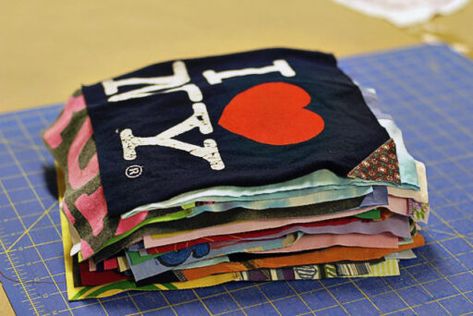 How to make a memory quilt from baby blankets, clothes and t-shirts. DIY tutorial 7 via lilblueboo.com Tshirt Quilt Diy, T-shirt Quilts, Tee Shirt Quilt, Baby Clothes Quilt, Tshirt Blanket, Tshirt Quilt, Beginner Sewing, Diy Bricolage, Blanket Diy