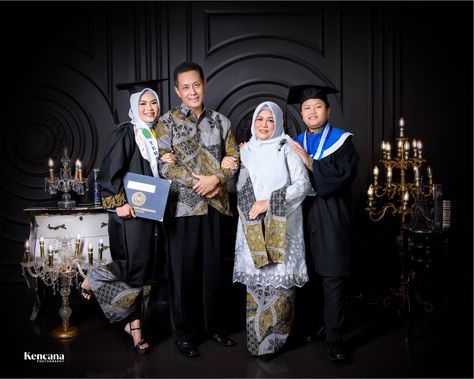 Outfit Wisuda Pria, Photo Wisuda Studio Keluarga, Wisuda Family, Photoshoot Wisuda, Kebaya Wisuda Hijab, Pose Wisuda, Style Foto, Photoshoot Graduation, Family Photo Studio