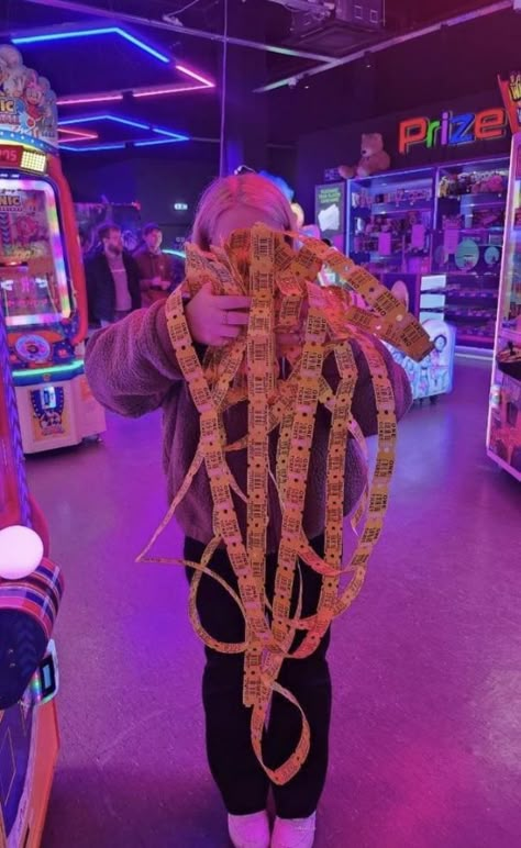 Arcade Tickets Aesthetic, Cute Places To Go With Your Boyfriend, Fun Summer Activities With Friends, Summer Plans With Friends, Arcade Tickets, Friend Date Ideas, Arcade Date, Bucket List Aesthetic, Date With Friends