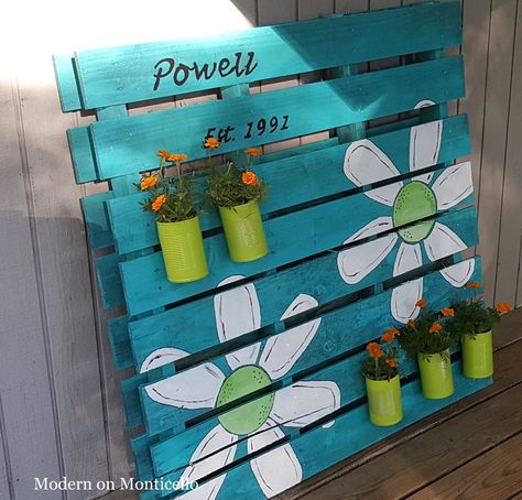 I wanted a family sign and a garden planter for my side door, so I combined the two ideas to create a fun decoration using upcycled materials. [media_id:3030703… Jardim Diy, Pallet Decor, Wooden Pallet Projects, Pallet Garden, Pallets Garden, Pallet Crafts, Pallet Painting, Diy Deck, Old Pallets