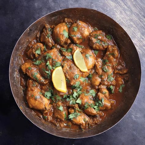 Chicken karahi, also known as chicken kadai, is an Indian chicken curry made with aromatic spices, fresh garlic, and ginger. Chicken Kadai, Kadai Chicken, Chicken Karahi Recipe, Indian Chicken Curry, Karahi Recipe, Chicken Karahi, Bone In Chicken, Chicken Curry Recipe, Food Healthy Recipes