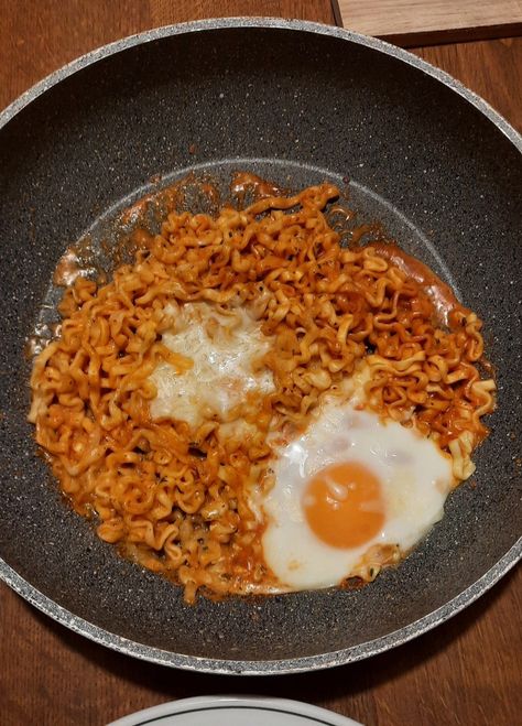 Spicy Noodles With Egg, Fried Egg Ramen, Ramen Noodle With Egg, Egg Ramen Noodles, Ramen Noodles Spicy, Ramen With Egg, Egg In Ramen Noodles, Egg Ramen, Buldak Ramen