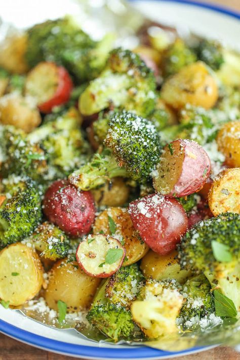 Garlic Parmesan Broccoli and Potatoes in Foil - The easiest, flavor-packed side dish EVER! Wrap everything in foil, toss in your seasonings and you're set! Garlic Parmesan Broccoli, Broccoli And Potatoes, Parmesan Broccoli, Veggie Side Dishes, Broccoli Recipes, Garlic Parmesan, Vegetable Sides, Side Recipes, Veggie Dishes