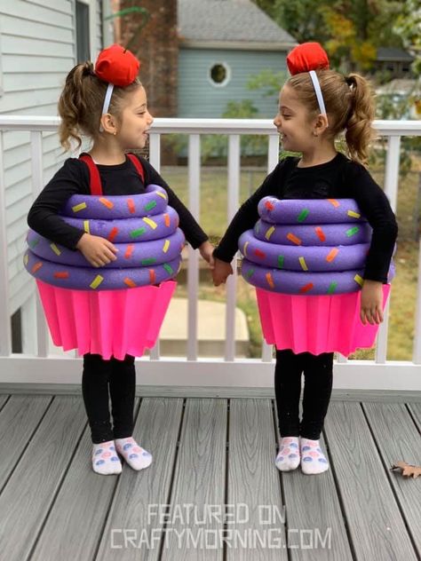 Kids Candy Costume, Pool Noodle Cupcake, Cupcake Halloween Costumes, Pool Noodle Halloween, Geek Outfit, Diy Fantasia, Cupcake Costume, Creative Halloween Costumes Diy, Halloween Decor Diy