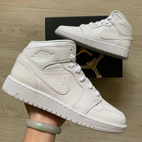 Nick Shoes, Nike Air Jordan Low, Zapatillas Nike Jordan, Shoes Jordan 1, Nike Shoes Women Fashion, Jordan 1 Mid White, Boty Nike, Box Sticker, All Nike Shoes