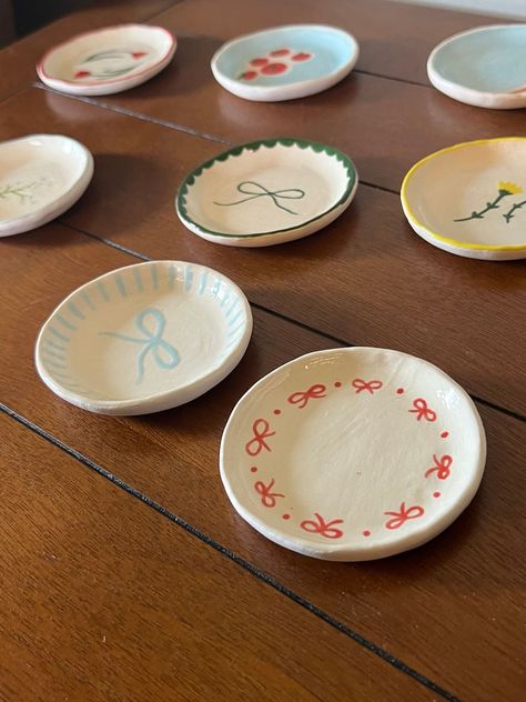 Handmade Clay Trinket Dish, Ceramic Jewelry Dishes, Small Ceramic Projects Simple, Trinket Dish Design, Ceramic Trinket Tray, Jewelry Dish Painting Ideas, Painted Jewelry Dish, Small Handmade Gifts, Ceramic Trinket Dish