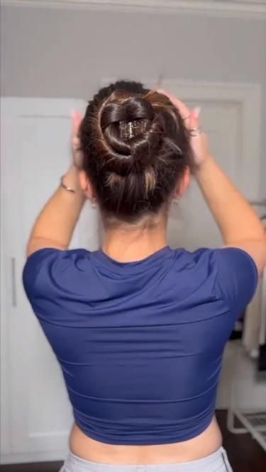 hair colors fall|haire color fall|hair color thinning hair|hair color ideas for blondes Gym Claw Clip Hairstyles, Claw Clip Bun Hack, Clay Clip Hairstyles, Bun Hairstyles Tutorials Videos, Claw Clip Bun Long Hair, Everyday Bun Hairstyles, Claw Clip Bun Tutorial, Gym Hairstyles For Long Hair, Eid Hairstyles