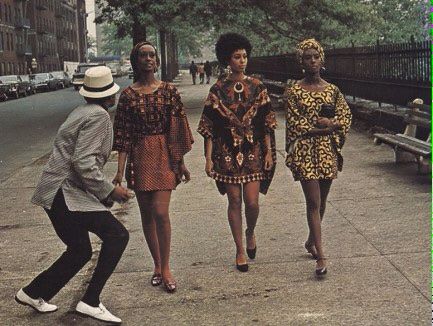 Love the dashiki print, along with the shape of the dresses The Blacker The Berry, Estilo Chola, Moda Afro, African American Fashion, Mode Retro, 70s Inspired Fashion, Vintage Black Glamour, Three Women, Look Retro