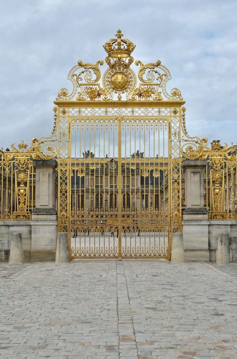 Chateau de Versailles gate #Versailles #ChateauDeVersailles Chateau Of Versailles, Palace Of Versailles Aesthetic, Castle Of Versailles, Versailles Aesthetic, Versailles Castle, Palace Versailles, Paris Versailles, Destined For Greatness, Chateau Versailles