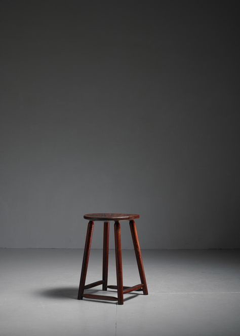 related Croma Key Video, Walnut Stool, Studio Background Ideas, Photo Studio Design, Photography Studio Decor, Studio Photography Backdrop, Walnut Stools, Studio Backdrops Backgrounds, Home Studio Photography